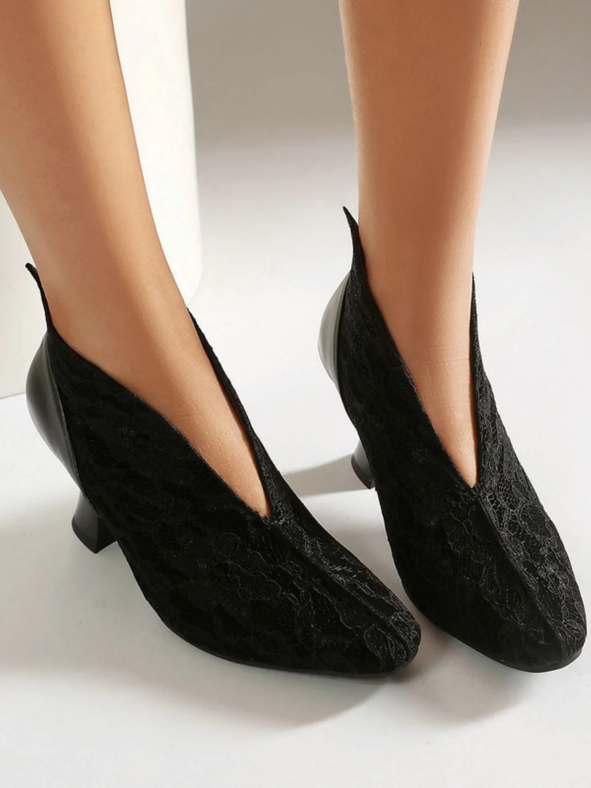 Pointed Toe V-Cut Vamp Lace Kitten Heel Pumps - Image 2